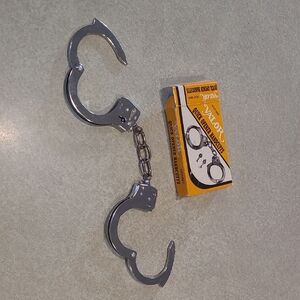 VALOR Silvertone Metal Handcuffs 1 Key